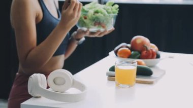 Meyve suyu içen genç kadın