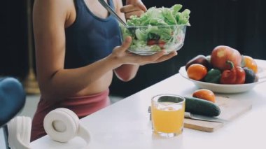 Kadın mutfakta sağlıklı yemek yiyor.