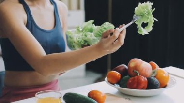 Kadın evdeki mutfakta taze sebze hazırlıyor..