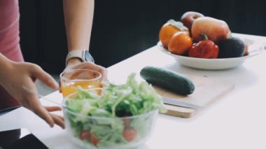 sağlıklı beslenme konsepti. Kadın mutfakta taze yemek hazırlıyor.