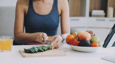 Kadın mutfakta sağlıklı salata yiyor.