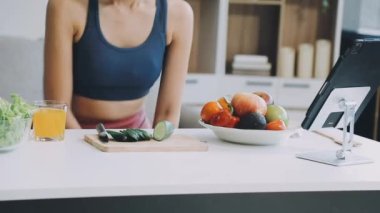 Kadın mutfakta salata için sağlıklı yemek hazırlıyor.