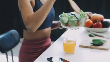 Genç bayan modern mutfakta salata hazırlıyor..