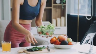 Sabahları sağlıklı yiyecekleri olan genç bir kadın.