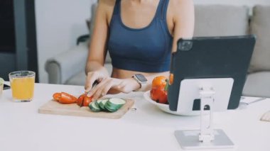 Kadın mutfakta sağlıklı yemek hazırlıyor. sağlıklı diyet kavramı