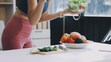 Genç bayan mutfakta yemek hazırlıyor.