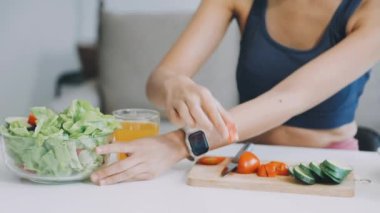 Mutfakta elinde sağlıklı bir salata tutan kadın..
