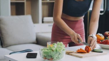 Modern mutfakta sağlıklı salata hazırlayan bir kadın. Sağlıklı yemek. Diyet ve diyet. Sağlıklı yemek. diyet.