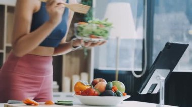 Mutfakta taze sebzeleri olan genç bir kadın. sağlıklı gıda konsepti