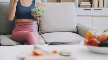 Elinde bir bardak portakal suyu tutan sağlıklı bir kadın..