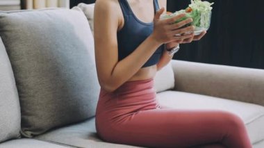 Meyve suyu içen genç kadın