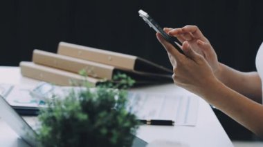 Elinde cep telefonu olan genç bir kadın.