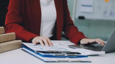 Ofiste dizüstü bilgisayarda çalışan bir kadın.