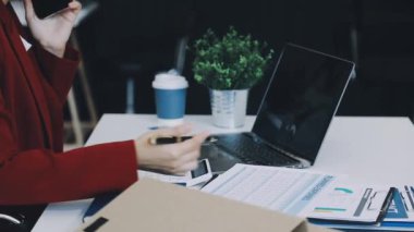 Dizüstü bilgisayarda çalışan bir iş adamı