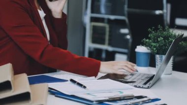 Dizüstü bilgisayar kullanma office iş kadını