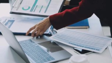 Ofiste dizüstü bilgisayarda çalışan iş adamları