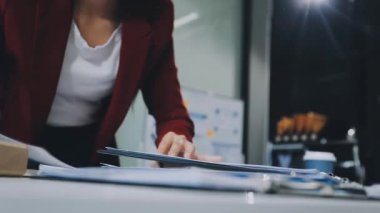 Kadın notlar yazıyor ve yazıyor.