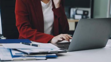 Ofisteki masada çalışan iş kadını.