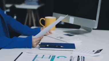 Ofisteki masasında dijital tablet kullanan bir iş kadını. Bilgisayarda çalışan kadın