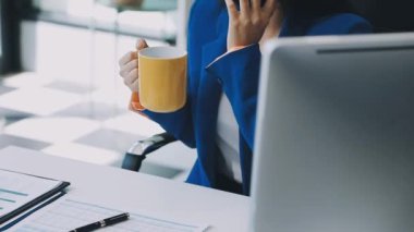 Dizüstü bilgisayar kullanma office iş kadını