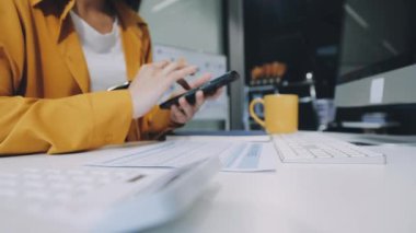 Ofiste çalışan iş kadını..