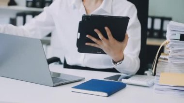 İş kadını elinde dijital tablet tutuyor ve ofiste metin için boş ekran kullanıyor