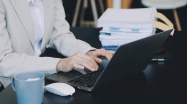 Modern ofiste çalışan iş adamı