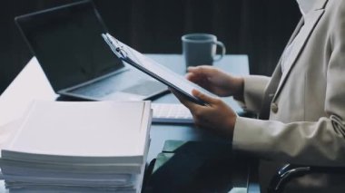 genç iş kadını ofiste dizüstü ile çalışma