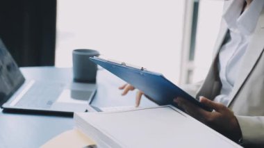 Ofiste tablet bilgisayar kullanan işadamı