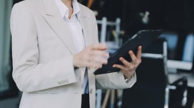 Dijital tablet ofiste holding iş kadını