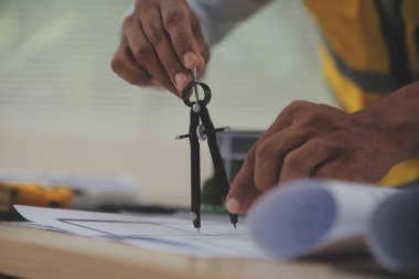 Mimari proje için mühendis toplantısı. İş yeri vintage tonu üzerinde ortak ve mühendislik araçları ile çalışmak.