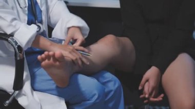 Doktor, hastanedeki muayenehanedeki hastayı muayene ediyor.