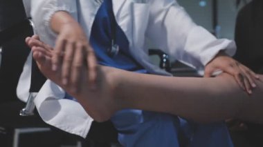 Doktor hasta bacak incelenmesi