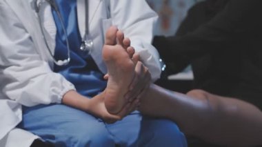 Steteskopu tutan doktorun elini kapat.