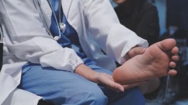 steteskop elinde tutan doktor.