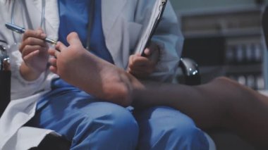 Doktor steteskop tutuyor ve panoya yazı yazıyor.