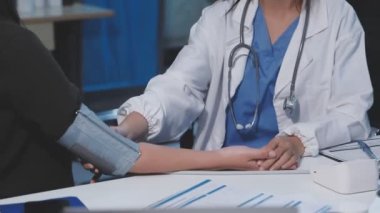 Steteskoplu doktor ve hasta hastanede.