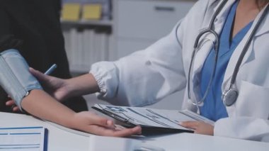 Steteskoplu doktor ve masadaki hasta.