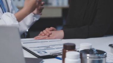 Doktor eli ile hasta.