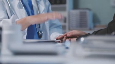 Doktor hastayla çalışıyor.