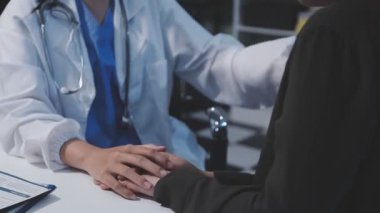 Genç kadın doktor ve hemşire hastalarıyla konuşuyor.