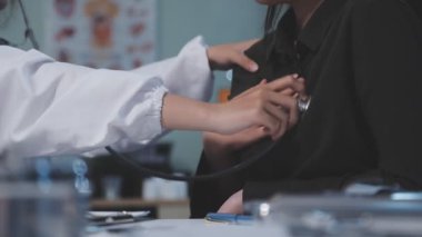 Hastanede çalışan genç bir doktor.