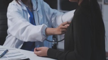 Doktor ve hasta masada otururken bir şey tartışıyorlar. tıp ve sağlık hizmetleri kavramı.