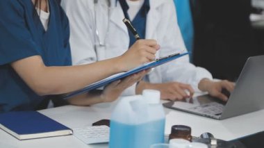 Ofis masa başında çalışan iş kadın.