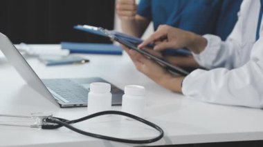 doktor dijital tablet bilgisayarı tutuyor