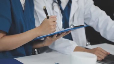 Hastane masasında steteskopla doktor ellerini kapat.