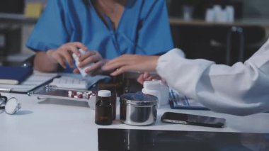 Doktor tıp laboratuarında yazıyor..