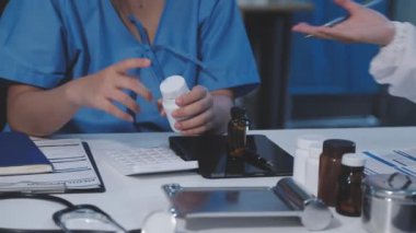 Doktor ilaç şişesi ile