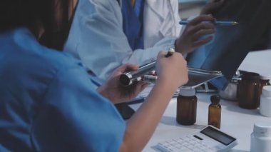 Tıp doktorunun elindeki şişeyi kapat.