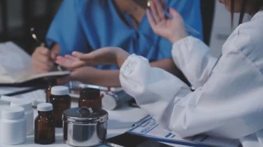 Tıp doktoru tablet üzerinde çalışıyor.